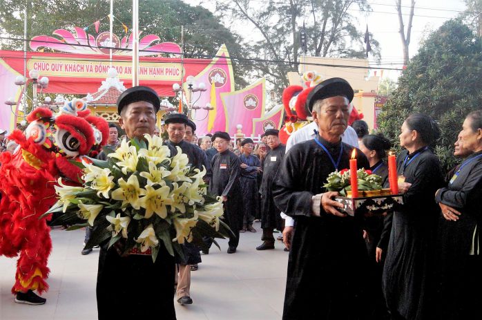 Người dân theo Phật giáo Hoà Hảo